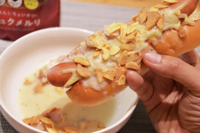 （５）激ウマ！　あとはシュクメルリを絡めながら食べよう。パンを軽く焼くことでクリームに浸っても形崩れしにくくなっている。ニンニク＆チーズマシマシ感ＭＡＸなホットドッグが激ウマ！