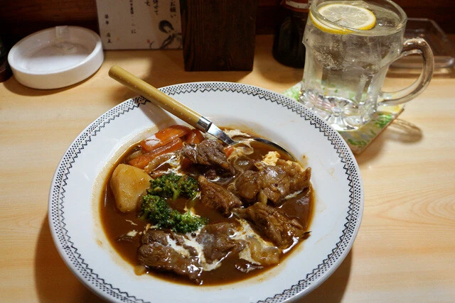 【牛すじビーフシチュー】小さな赤ちょうちん酒場で出会った、まさかの本格ビーフシチュー：パリッコ『今週のハマりメシ』第61回