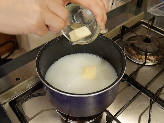 １．鍋に水、塩、バターを入れて沸かす