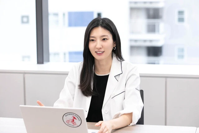 ウイルス対策について話す福井セリナ