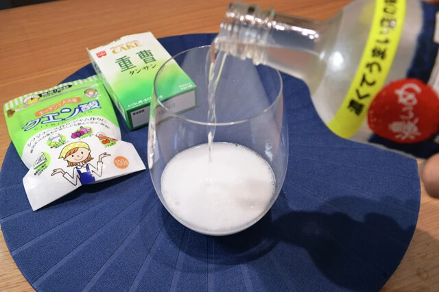 (2)注ぐ! レモンサワーの素を(1)に注ぐ。レモンサワーの素はあらかじめ冷蔵庫でしっかりと冷やしておくこと。味の濃さや炭酸の強さは後から調節可能。飲みたい分だけ注ごう