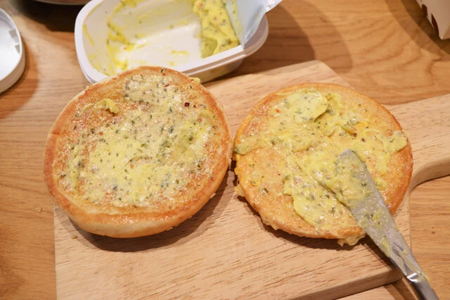 (1)トースト! ビッグマックを解体し、クラウン(バンズ上)とヒール(バンズ下)に付着したレタスなどをよけ、内側にガーリックマーガリンをたっぷり塗ってトースターで焼こう