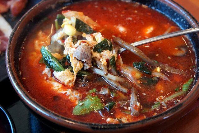 肉も野菜もたっぷりの、ユッケジャンスープ