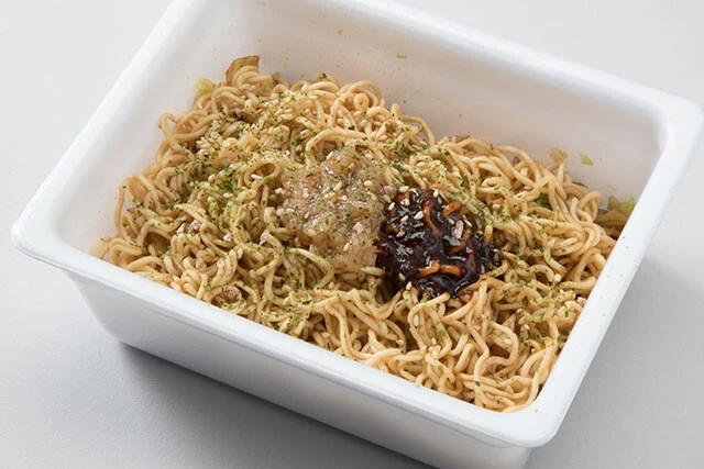 にんにく背脂＋とんこつ辛味噌のペヤング【ペヤングソースやきそば＋にんにく背脂】①ペヤングを作り、ソースは半量程度で仕上げる②にんにく背脂ととんこつ辛味噌を１：１の比率でガッツリ混ぜる