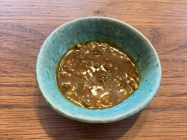 味噌、ナンプラー、日本醤油、砂糖、酢、ニンニク、ショウガ、パクチー、唐辛子などを調合したタレ