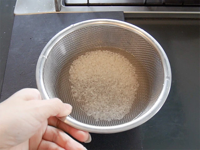 １．米は洗って水に浸けておく。