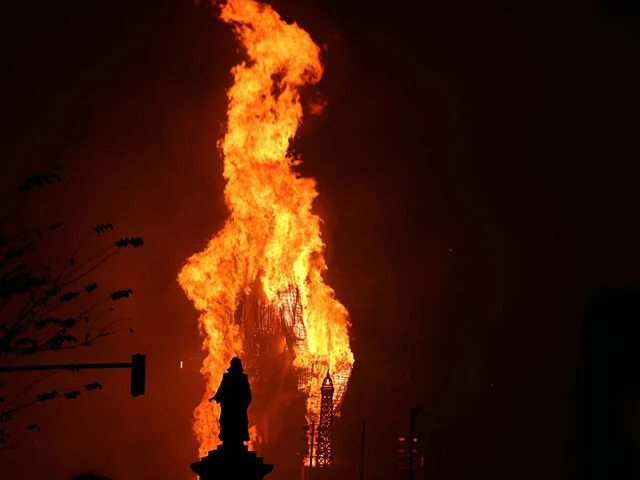最後のファリャが燃やされた時の火柱が大きすぎる！