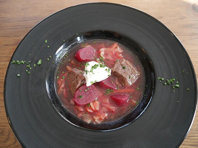 サワークリームとディル（他ハーブで代用）をトッピング