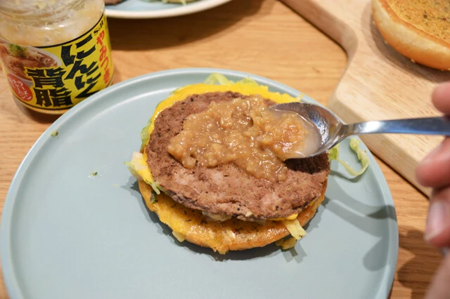 (2)背脂! バンズに焦げ目がついたらトースターから取り出し、ビッグマックを元の形に戻しながらニンニクをいろいろと足す。ビーフパティにはにんにく背脂をたっぷり塗りたくろう