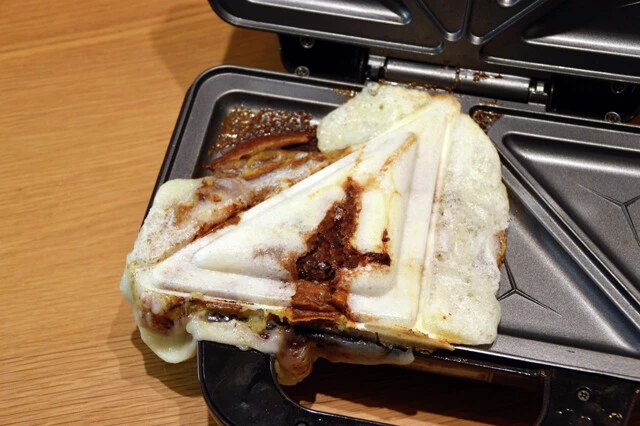 (4)焼く! あとはホットサンドメーカーを強引にプレスし、10分程度焼けば完成。はみ出た部分をカットして美しく整えよう。調理時間は使用する器具によって異なるため適宜調整しよう