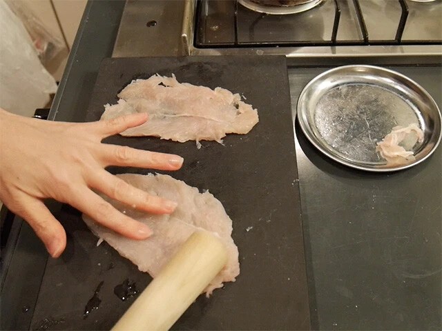 １．ささみを切り開き（筋はとり除く）、叩いて薄く伸ばす。