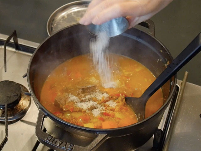 ５．にんじん、じゃがいもを加えさらに１５分煮込んだら、塩胡椒で味を整えて出来上がり。