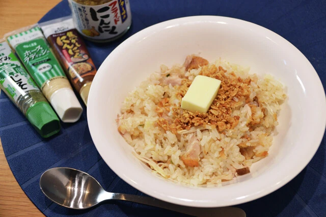 KFCのレシピをニンニクマシマシ「KFCとにんにく豚骨のガリバタピラフ」【B級フード研究家・野島慎一郎のバカレシピ】