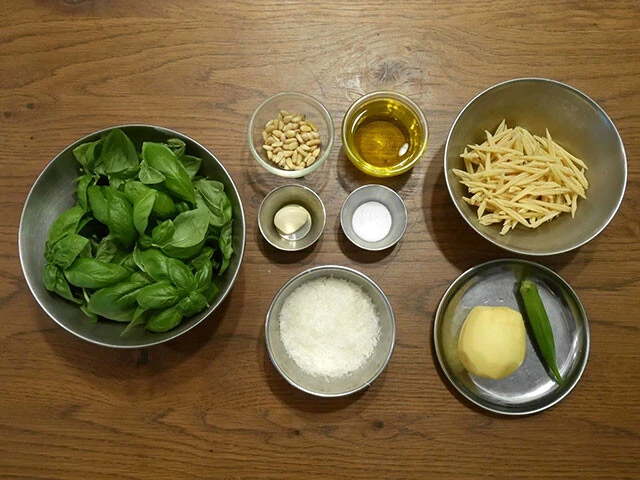 材料:バジル、松の実、オリーブオイル、ニンニク、塩、粉チーズ、パスタ(トロフィエ)、ジャガイモ、オクラ