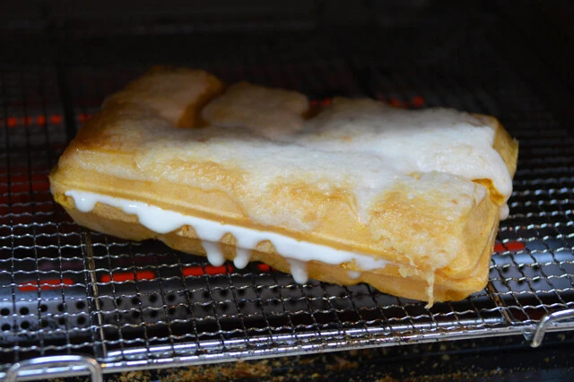 (3)取り出す! 「ぬって焼いたらメロンパン」に焼き色がついたら、大急ぎでトースターから取り出そう。アイスがあふれ始める寸前がおいしさのピークだが、無理はしないこと