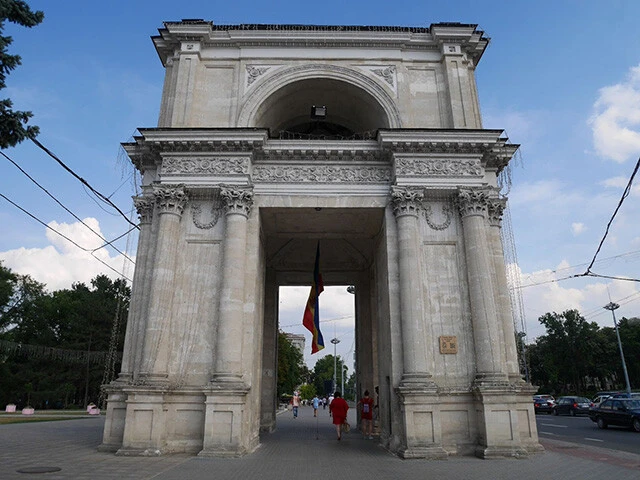 １９世紀後半の露土戦争の勝利を記念して作られた「勝利の門」