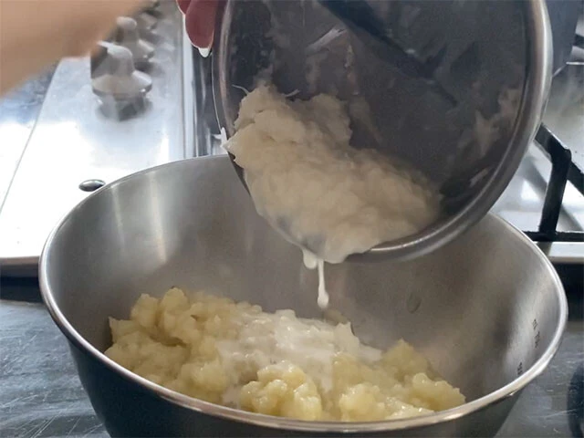 ３．浮き上がってきたらお湯を切り、熱々のうちに牛乳で溶いたチーズと絡める。