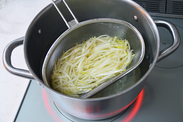（１）モヤシ！　下準備として鍋にお湯を沸かし、モヤシをゆでる。ゆで加減はお好みで調整してＯＫだが、長時間ゆでるほどモヤシから水分が出て、カレーの味が薄くなりやすいので要注意だ