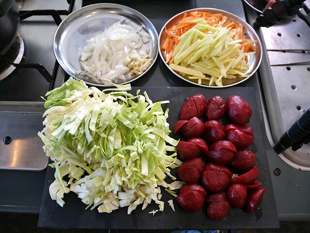 １．にんにくをみじん切りにし、野菜類を細切りなどお好みの形にカット