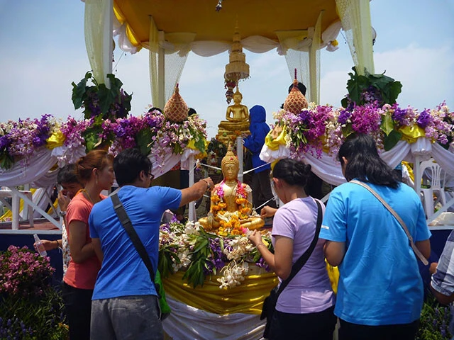 公園に設けられていた祭壇や仏像(写真は2015年、以下同)