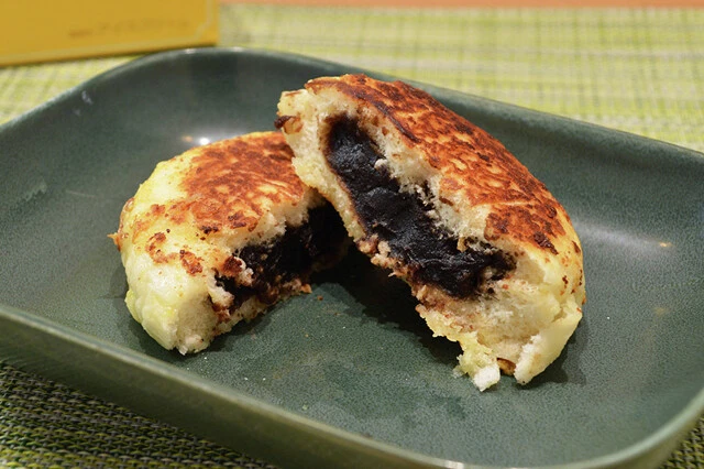 (5)激ウマ! 食器に移し、焼きたてのうちに食べよう。フワフワの生地からドバドバとあふれ出るバターのコクとあんこのハーモニーが絶品! 追加でバターアイスやバターを添えるのもアリ!