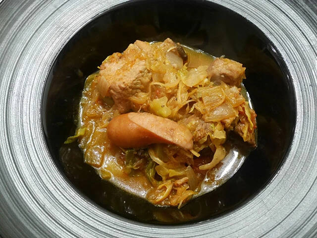 お皿に盛られたビゴス。パセリを散らせば良かったかも！