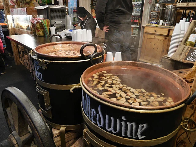 ホカホカと湯気をあげるグリューワイン