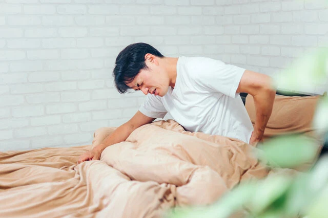 寝具が腰痛の原因になることも。自分に合った中硬度のマットレスを選ぶこと