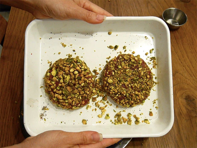 2．馬肉（挽肉）をあまり練らずに成形し、塩胡椒をしたら、全体にピスタチオをまぶす。