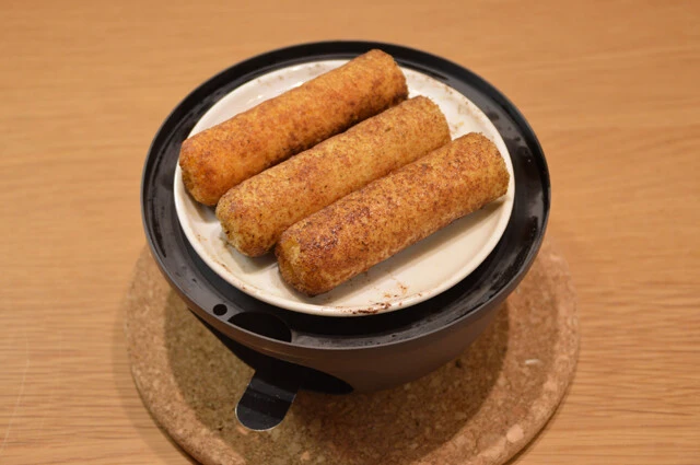 （９）薫製うまい棒　うまい棒は薫製すると大人な味わいに進化。サラミ味、牛タン塩味、やさいサラダ味などは絶品だ。薫製時間は短めで十分