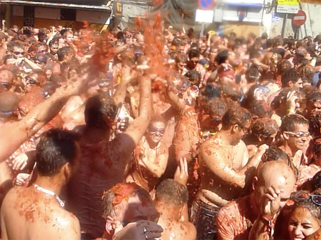 とにかくトマトを掴んで投げる祭り！