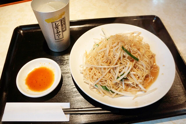 「上海焼きそば」（700円）と「レモンサワー」（350円）