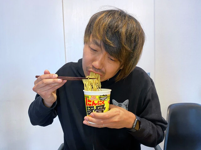 （１）食べる！　まずは「カップヌードル にんにく豚骨」を作るが、材料として使うのはスープと具材だけ。スープをあまり飲まないように気をつけながら、麺をすべて食べてしまおう