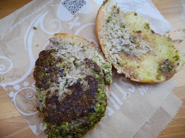 馬肉ピスタチオバーガーの中身
