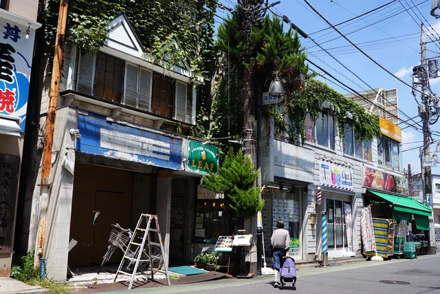 手前の蔦の絡まる建物がそれ