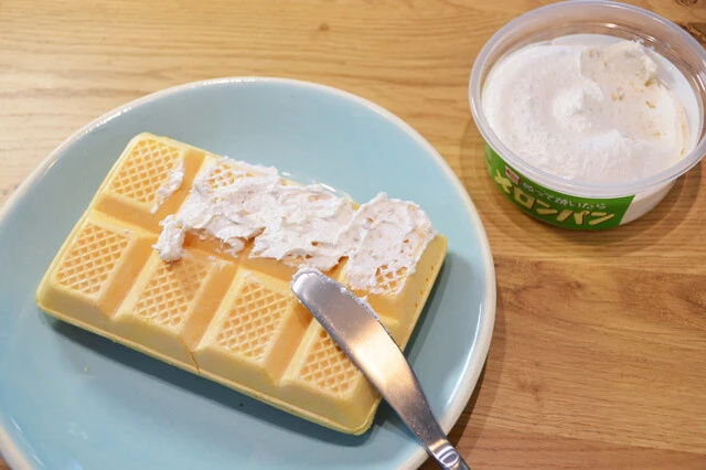 (1)塗る! 冷凍庫からモナ王を取り出し、モナカの表面に「ぬって焼いたらメロンパン」を塗る。たっぷり塗りたいところだが、薄く全体に塗るのが短時間でカリッと仕上げるポイントだ