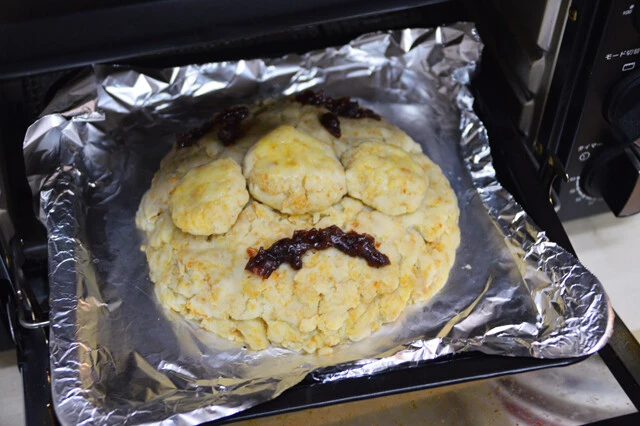 (3)トースト! アンパンマンの顔を再現できたら(2)をトースターに入れ、表面がカリッとするまで焼き上げる。鼻と頬には卵黄と水を混ぜたものを塗ると焼き上がりの色を変えられてリアルに!