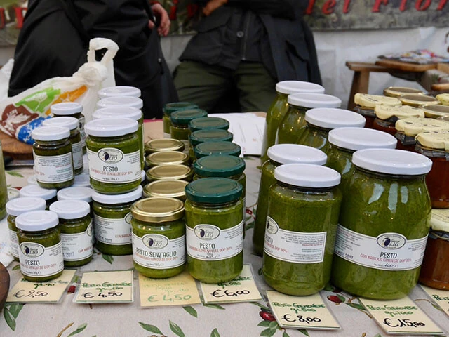 ジェノバのマーケットで売られるペストたち