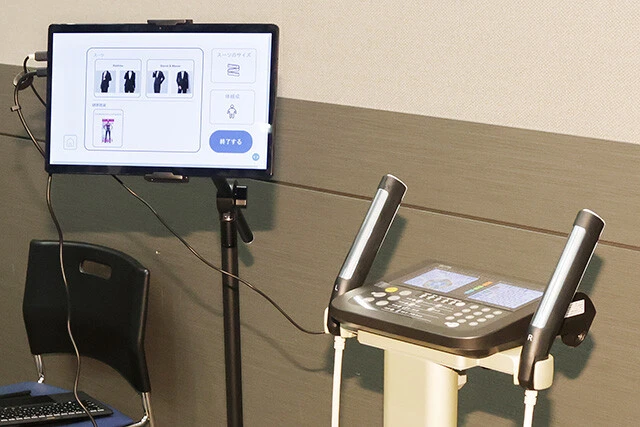 乗るだけでスーツの最適サイズがわかる！　タニタの新・体組成計がスゴい！