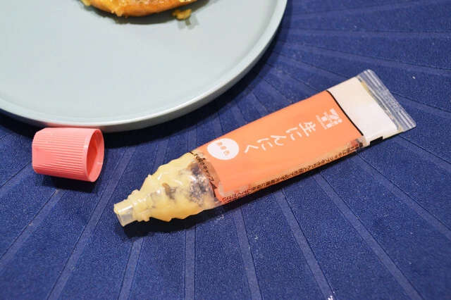 (4)チューブ! ニンニクの香りをブーストするため、にんにくチューブのフタを開けて置いておく。これだけでさらに強烈なニンニク感を堪能可能。ニンニクにまみれて猛暑を乗り切ろうぜ!