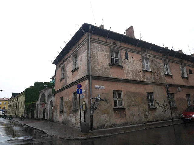 壁に描かれたバンクシータッチのアートが何かを訴えかけているような雰囲気