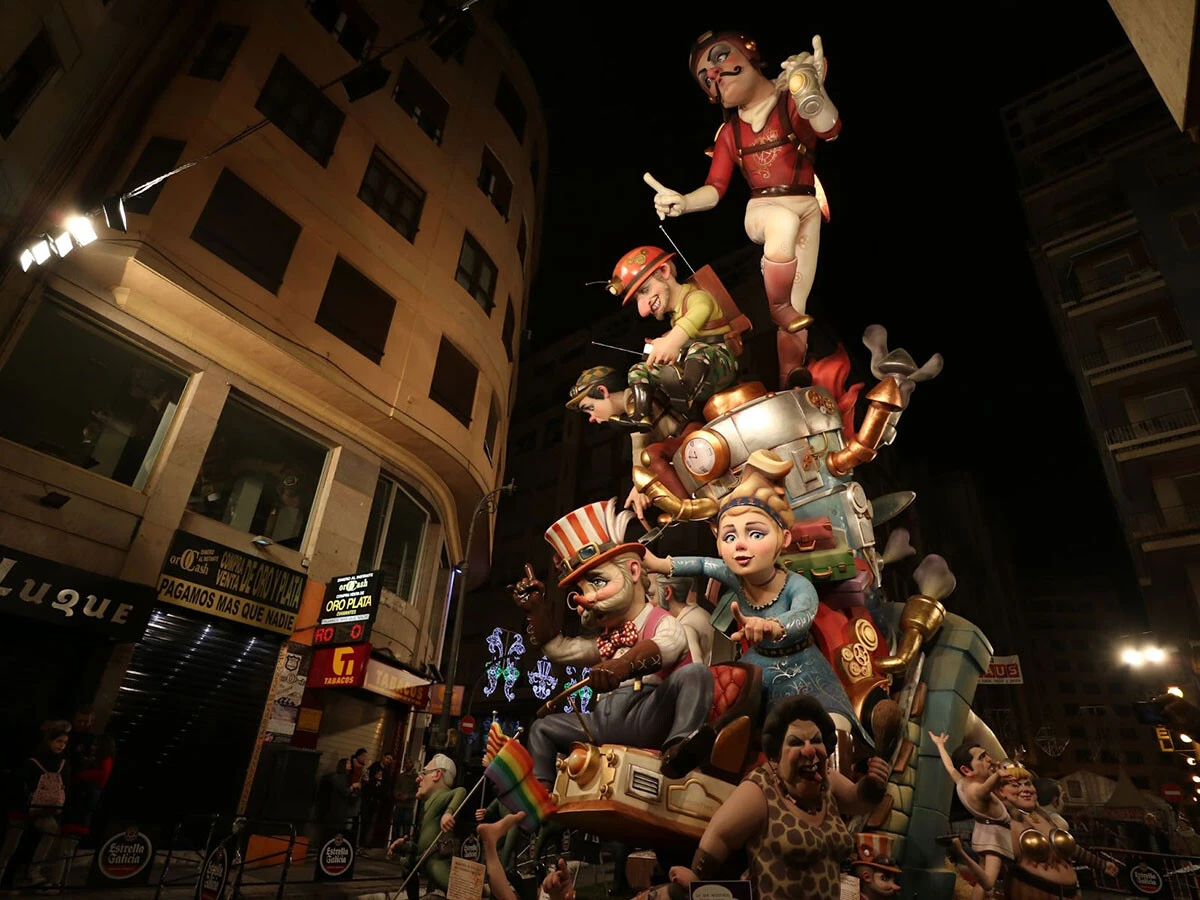 火祭りを彩る巨大な張子人形　その２