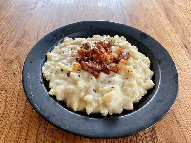 ４．器に盛り付けたら、カリカリに焼いたベーコンを乗せてできあがり。お好みでパセリなどをトッピングしてもＯＫ！