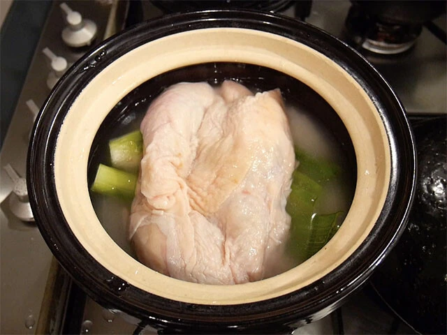 １．炊飯器（鍋）に、洗った米、水、調味料類、ネギ、鶏肉（皮目を上）の順で入れ、普段の炊飯と同様に炊く。