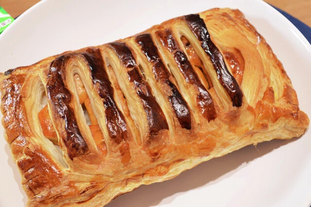 （３）焼く！　トースターにクッキングシートなどを敷き、（２）を入れてじっくりと焼き上げる。温度や焼き時間はパイシートのマニュアルに従うこと。生地が膨らみ、焼き色がついたら完成だ