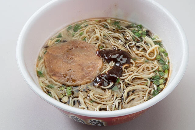 からか麺風の一風堂カップ麺【一風堂 赤丸新味博多とんこつ［セブンプレミアム］】完成したカップ麺にお好みの量のとんこつ辛味噌をのせるだけ。赤丸新味が、からか麺に進化するイメージ