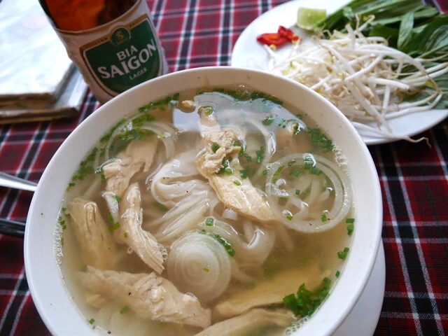 鶏だしスープと鶏肉の「フォー・ガー」