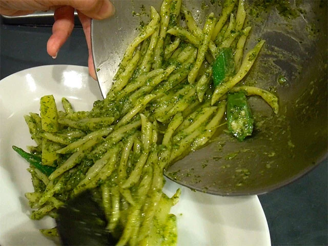 ４．２のソースを半量ほど、茹でたパスタと野菜類に絡めてできあがり！