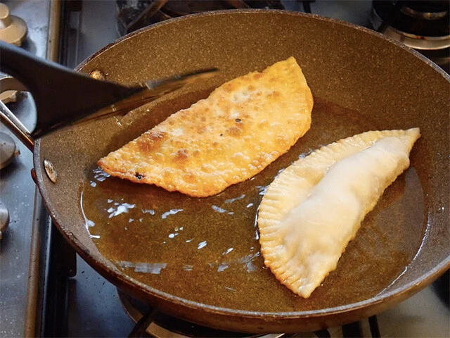 ５．フライパンに揚げる用の油（分量外）を多めに入れて、両面をキツネ色になるまで揚げたらできあがり！