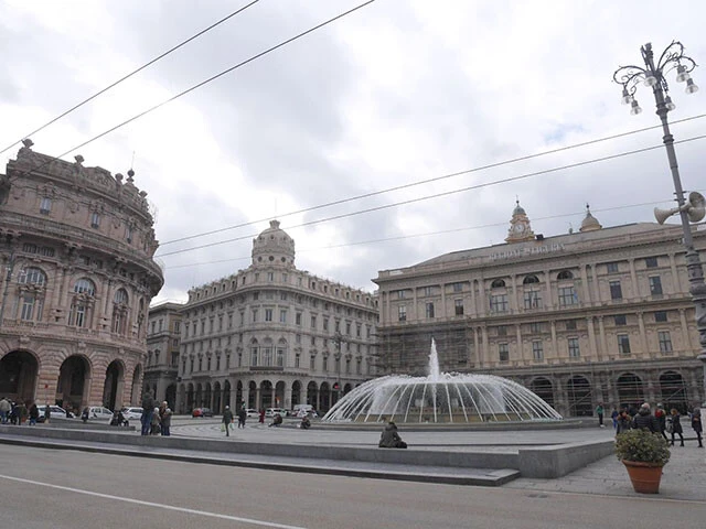 街の中心・フェッラーリ広場